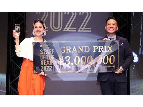 グランプリを受賞したＨｅｇ．さん（写真左）とバニッシュ・スタンダードの小野里寧晃代表